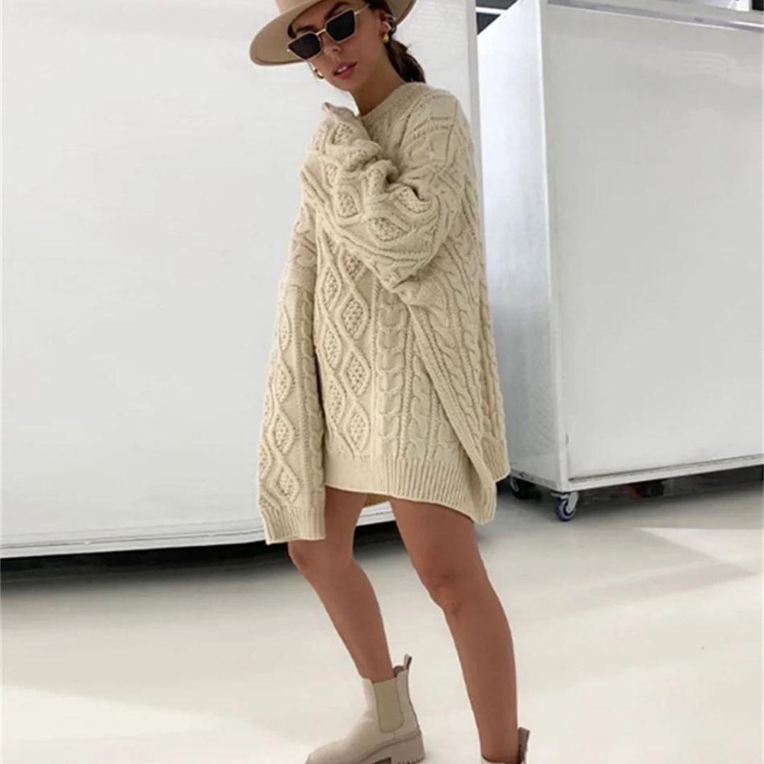 Enna - Texturiertes Strickkleid mit Zopfmuster und Lockerer Passform