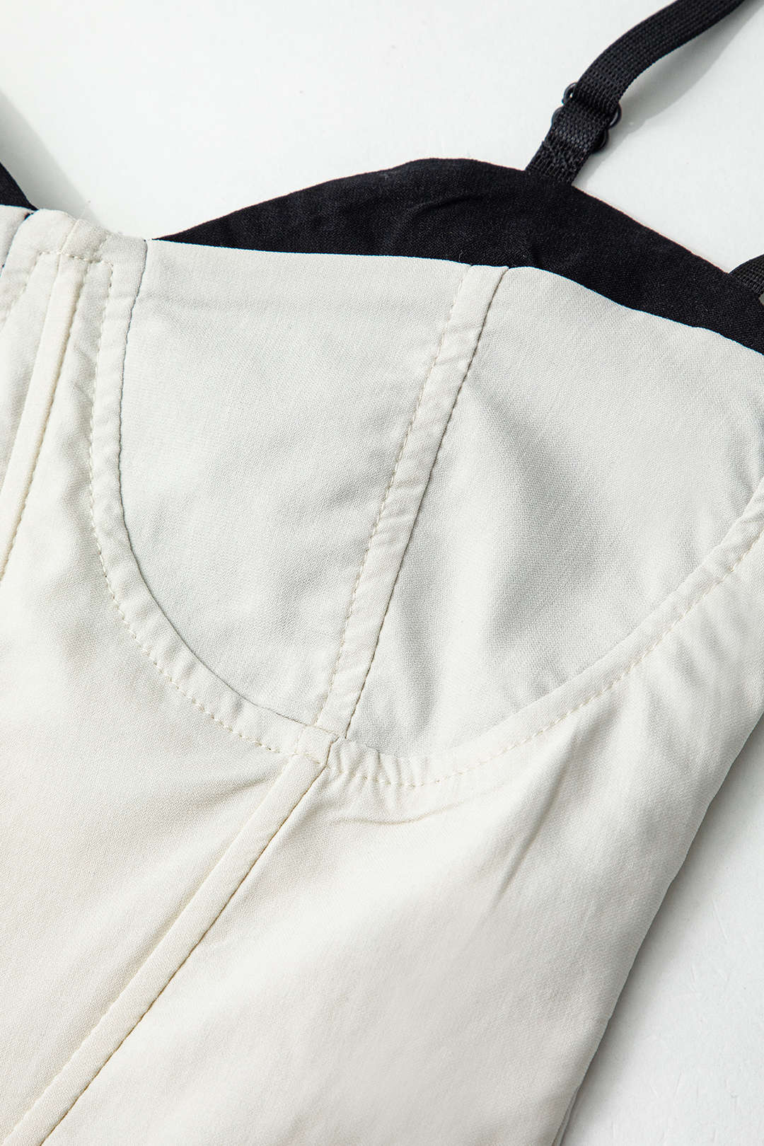 Natalia | Zweifarbiges Corsagen-Bodysuit mit Bügel-Cups und formenden Nähten