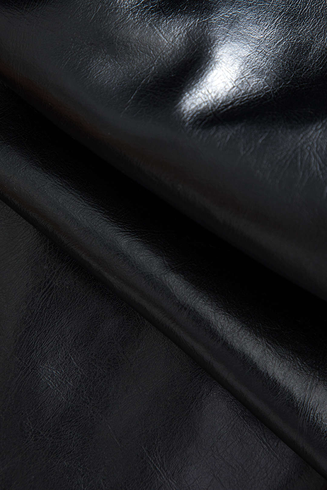 Nerine | Kontrastreicher Kunstleder-Skaterrock mit ausgestellten Stoffeinsätzen und High-Waist-Schnitt