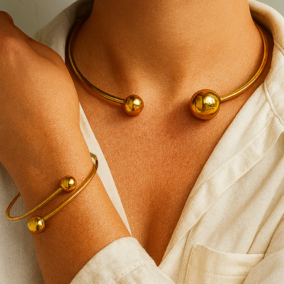 Set aus minimalistischen Gold-Halsband und Armreifen