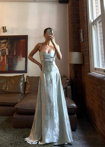 Tailliertes Satin Maxikleid