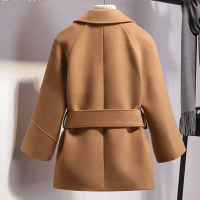 Kurzer Herrenmantel mit Reverskragen