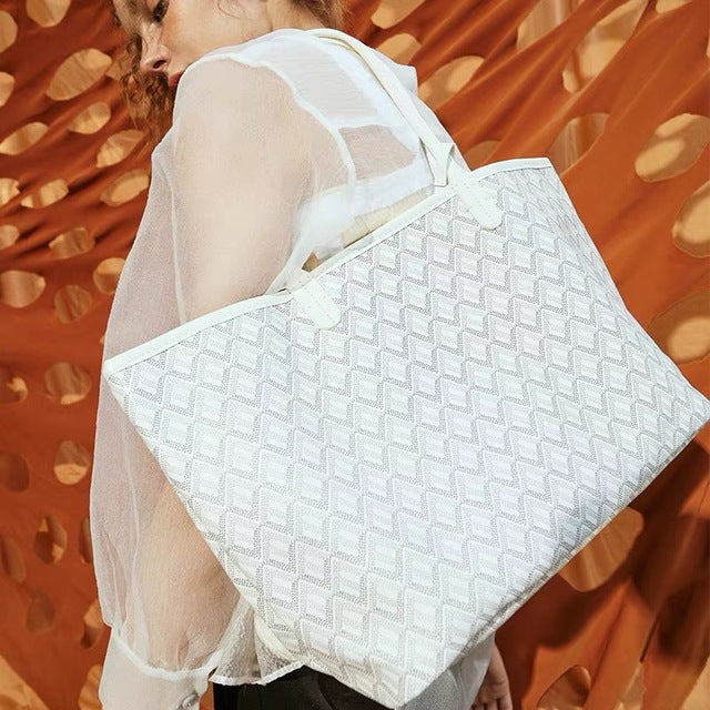 Millicent™ Confidence auf der Schulter