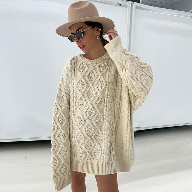 Enna - Texturiertes Strickkleid mit Zopfmuster und Lockerer Passform
