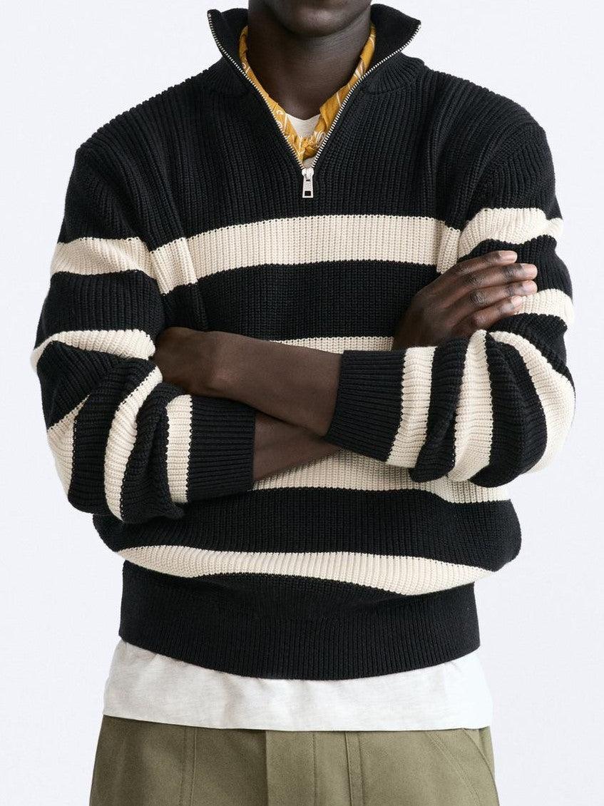 Gestreifter Strickpullover mit Reißverschlusskragen