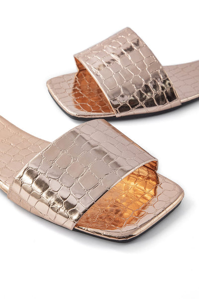 Elegante Metallic-Slides mit Krokodilleder-Prägung