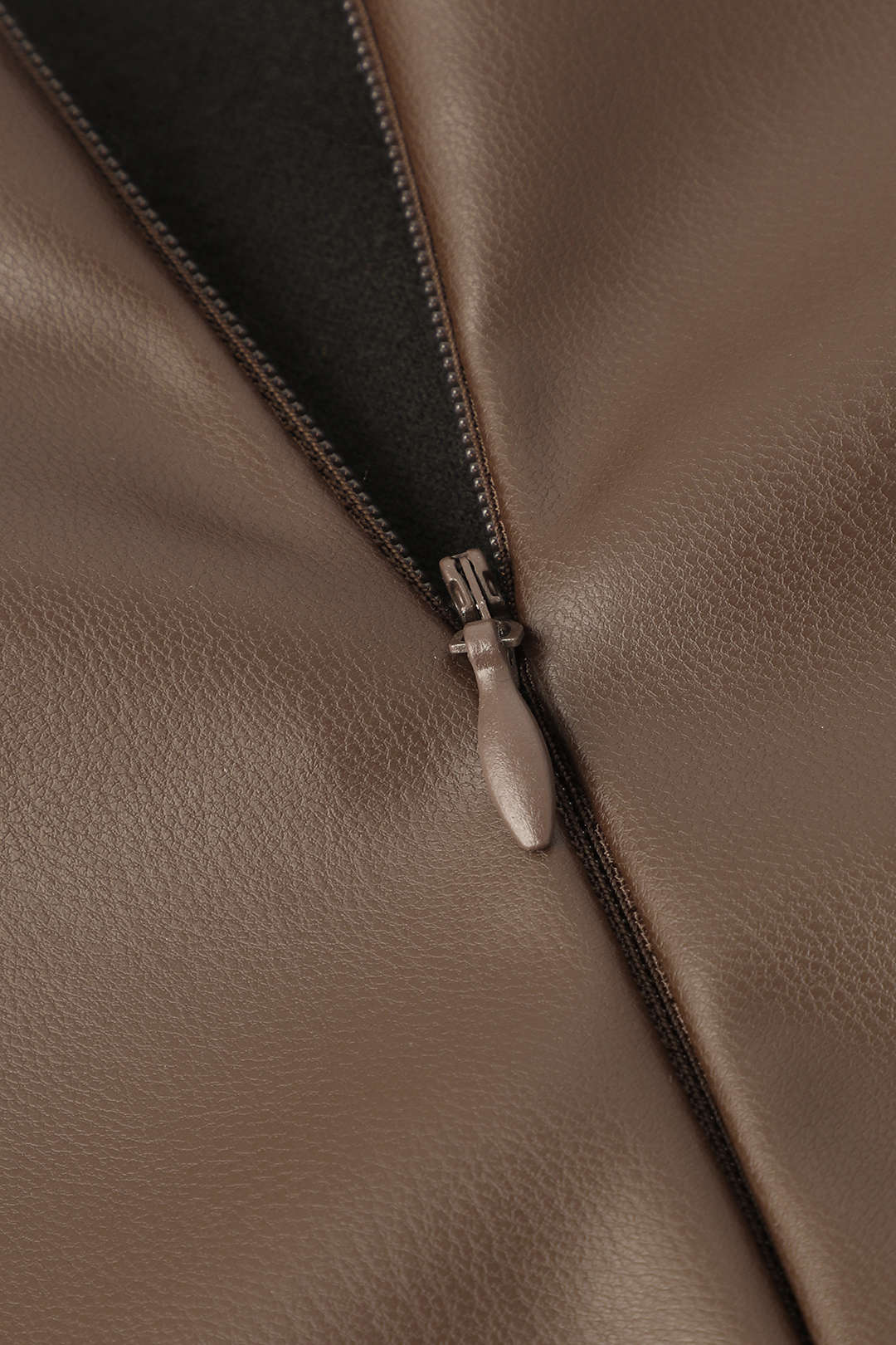 Edwina | Figurbetonter Kunstleder-Midirock mit asymmetrischer Wickeloptik