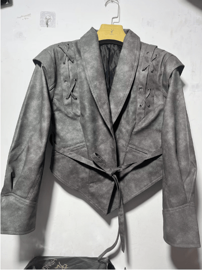 Modische Lederjacke mit Bindegürtel