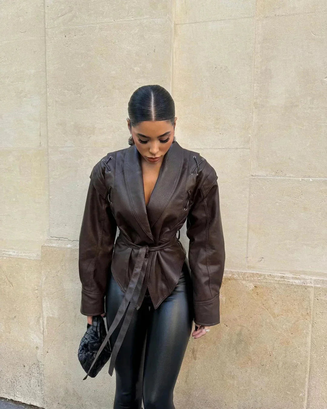 Modische Lederjacke mit Bindegürtel